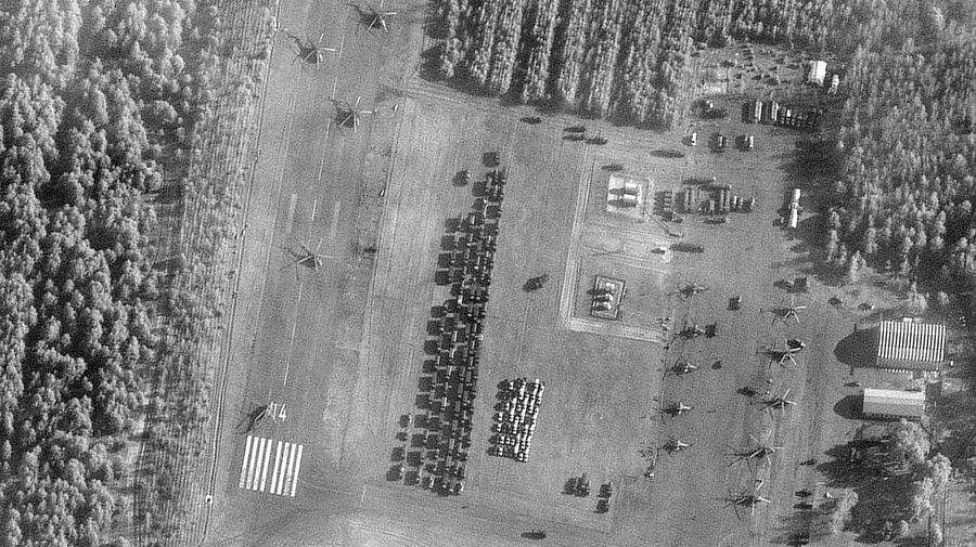 Citra satelit menunjukkan penyebaran besar helikopter di tenggara Chojniki, Belarusia, dekat perbatasan dengan, Kyiv, Ukraina, Sabtu (26/2/2022). (via REUTERS/MAXAR TECHNOLOGIES)