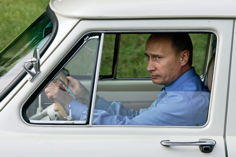 Presiden Rusia Vladimir Putin berenang saat bepergian di pegunungan wilayah Tyva Siberia, Rusia, Senin, (3/8/2009). (AP Photo/ RIA Novosti, Alexei Drizhinin, Pool)