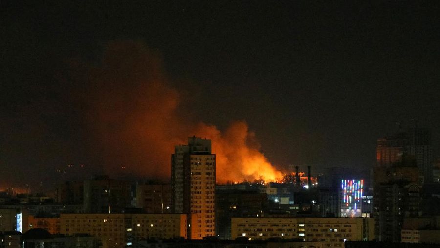 Invasi Rusia ke Ukraina memasuki hari ketiga, Sabtu (26/2/2022). Ledakan artileri mengguncang Kiev, datang dari lokasi yang tak diketahui jauh dari pusat ibu kota. (REUTERS/GLEB GARANICH)