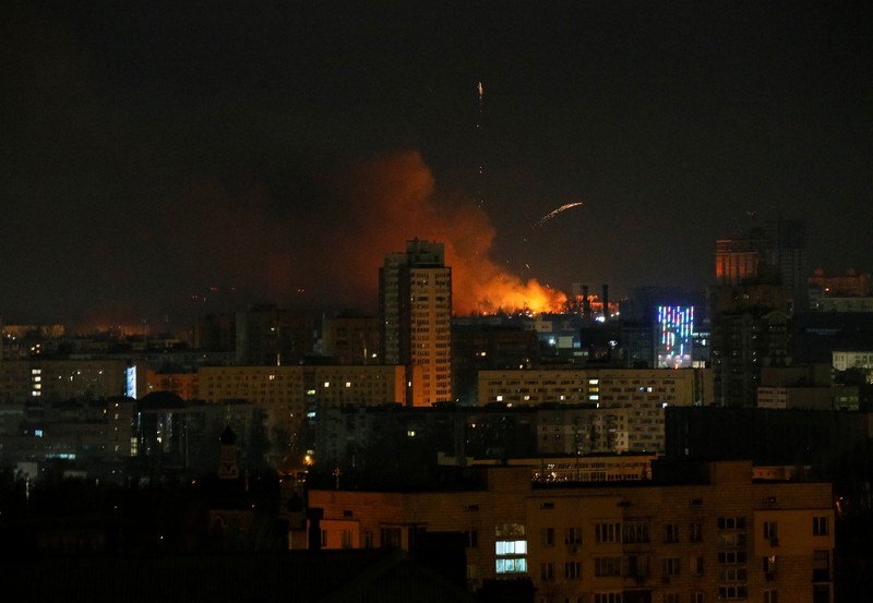 Invasi Rusia ke Ukraina memasuki hari ketiga, Sabtu (26/2/2022). Ledakan artileri mengguncang Kiev, datang dari lokasi yang tak diketahui jauh dari pusat ibu kota. (REUTERS/GLEB GARANICH)