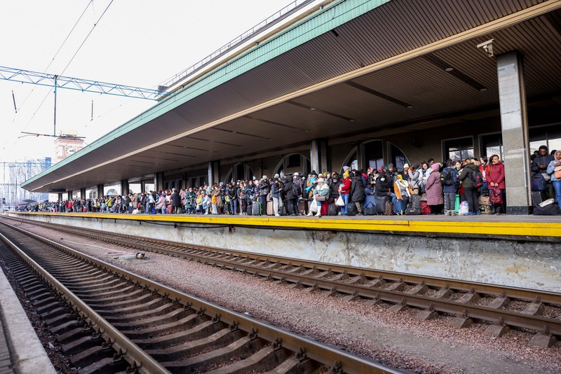 Orang-orang menunggu untuk naik kereta evakuasi dari Kyiv ke Lviv di stasiun kereta pusat Kyiv, Ukraina. (REUTERS/UMIT BEKTAS) Orang-orang menunggu untuk naik kereta evakuasi dari Kyiv ke Lviv di stasiun kereta pusat Kyiv, Ukraina. (REUTERS/UMIT BEKTAS)