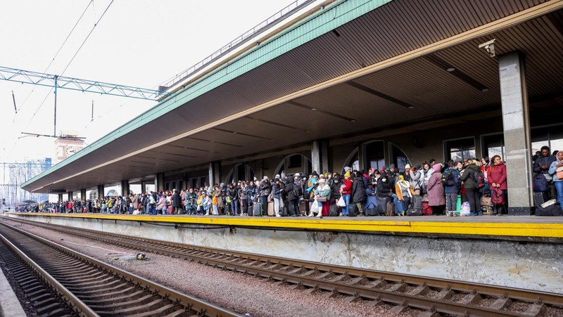 Orang-orang menunggu untuk naik kereta evakuasi dari Kyiv ke Lviv di stasiun kereta pusat Kyiv, Ukraina. (REUTERS/UMIT BEKTAS)