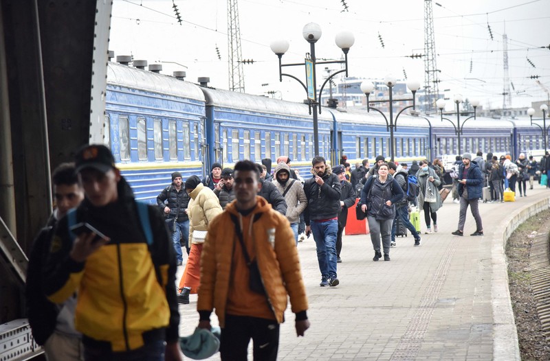 Orang-orang menunggu untuk naik kereta evakuasi dari Kyiv ke Lviv di stasiun kereta pusat Kyiv, Ukraina. (REUTERS/UMIT BEKTAS) Orang-orang menunggu untuk naik kereta evakuasi dari Kyiv ke Lviv di stasiun kereta pusat Kyiv, Ukraina. (REUTERS/UMIT BEKTAS)