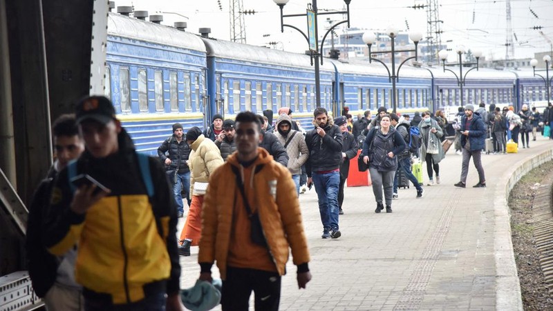 Orang-orang menunggu untuk naik kereta evakuasi dari Kyiv ke Lviv di stasiun kereta pusat Kyiv, Ukraina. (REUTERS/UMIT BEKTAS)