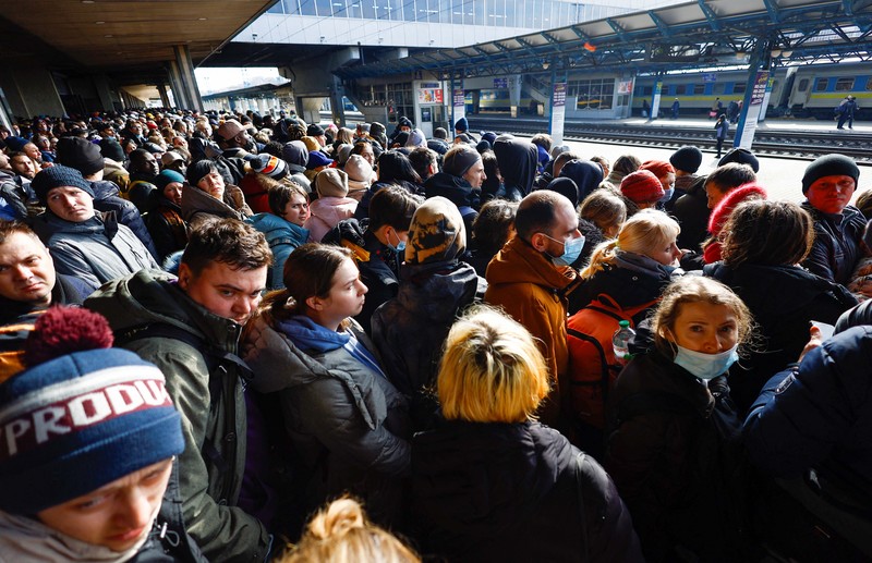 Orang-orang menunggu untuk naik kereta evakuasi dari Kyiv ke Lviv di stasiun kereta pusat Kyiv, Ukraina. (REUTERS/UMIT BEKTAS) Orang-orang menunggu untuk naik kereta evakuasi dari Kyiv ke Lviv di stasiun kereta pusat Kyiv, Ukraina. (REUTERS/UMIT BEKTAS)