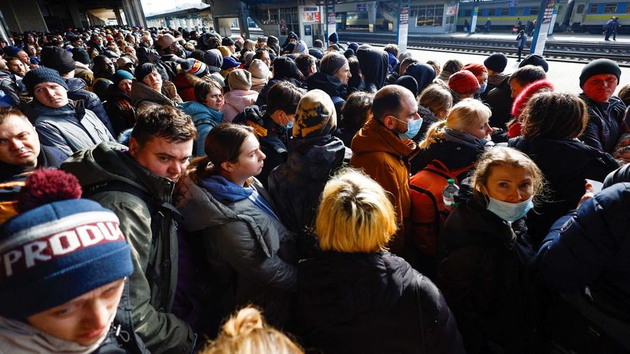 Orang-orang menunggu untuk naik kereta evakuasi dari Kyiv ke Lviv di stasiun kereta pusat Kyiv, Ukraina. (REUTERS/UMIT BEKTAS)