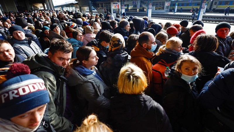 Orang-orang menunggu untuk naik kereta evakuasi dari Kyiv ke Lviv di stasiun kereta pusat Kyiv, Ukraina. (REUTERS/UMIT BEKTAS)