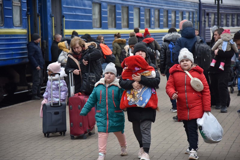Orang-orang menunggu untuk naik kereta evakuasi dari Kyiv ke Lviv di stasiun kereta pusat Kyiv, Ukraina. (REUTERS/UMIT BEKTAS)