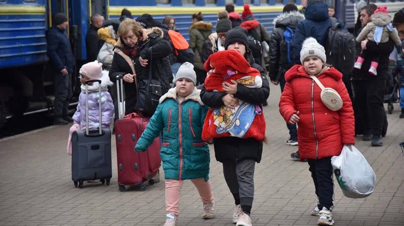 Orang-orang menunggu untuk naik kereta evakuasi dari Kyiv ke Lviv di stasiun kereta pusat Kyiv, Ukraina. (REUTERS/UMIT BEKTAS)
