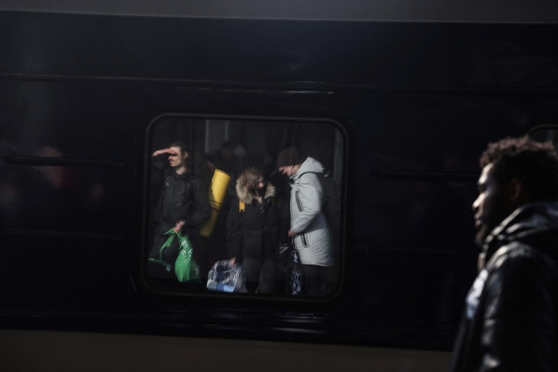 Orang-orang menunggu untuk naik kereta evakuasi dari Kyiv ke Lviv di stasiun kereta pusat Kyiv, Ukraina. (REUTERS/UMIT BEKTAS) Orang-orang menunggu untuk naik kereta evakuasi dari Kyiv ke Lviv di stasiun kereta pusat Kyiv, Ukraina. (REUTERS/UMIT BEKTAS)