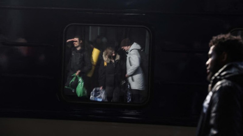 Orang-orang menunggu untuk naik kereta evakuasi dari Kyiv ke Lviv di stasiun kereta pusat Kyiv, Ukraina. (REUTERS/UMIT BEKTAS)