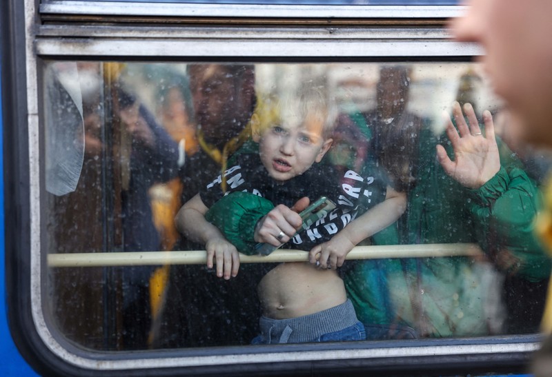 Orang-orang menunggu untuk naik kereta evakuasi dari Kyiv ke Lviv di stasiun kereta pusat Kyiv, Ukraina. (REUTERS/UMIT BEKTAS)