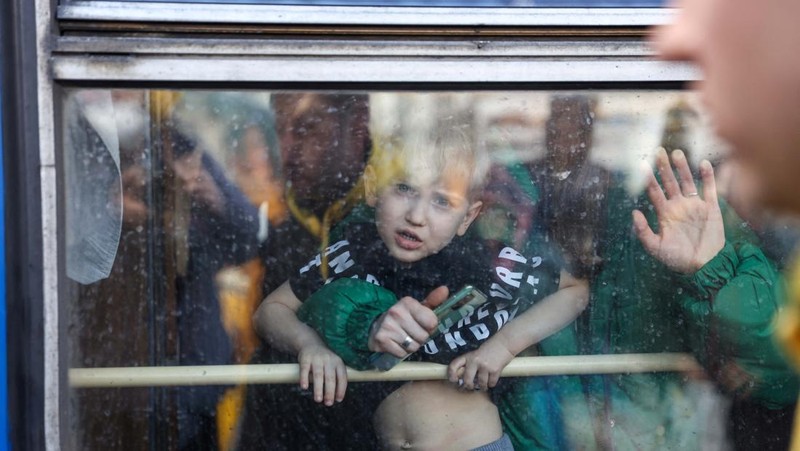 Orang-orang menunggu untuk naik kereta evakuasi dari Kyiv ke Lviv di stasiun kereta pusat Kyiv, Ukraina. (REUTERS/UMIT BEKTAS)