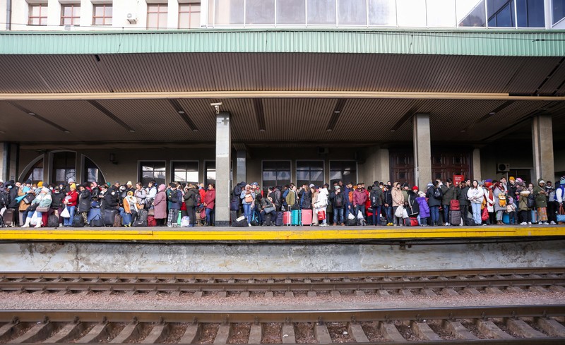 Orang-orang menunggu untuk naik kereta evakuasi dari Kyiv ke Lviv di stasiun kereta pusat Kyiv, Ukraina. (REUTERS/UMIT BEKTAS)