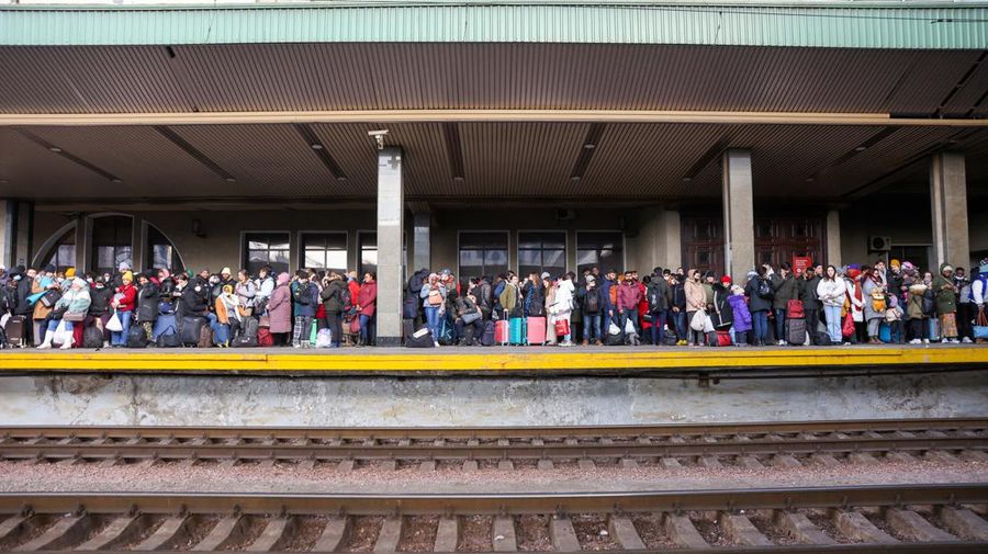 Orang-orang menunggu untuk naik kereta evakuasi dari Kyiv ke Lviv di stasiun kereta pusat Kyiv, Ukraina. (REUTERS/UMIT BEKTAS)