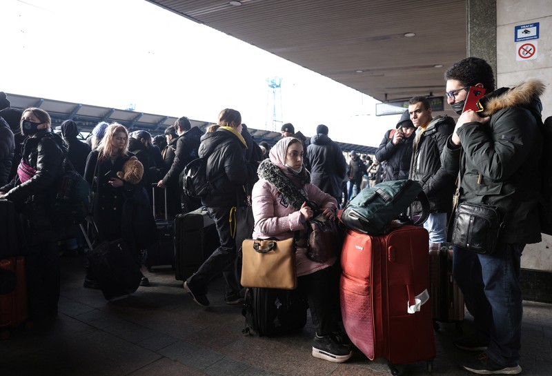 Orang-orang menunggu untuk naik kereta evakuasi dari Kyiv ke Lviv di stasiun kereta pusat Kyiv, Ukraina. (REUTERS/UMIT BEKTAS) Orang-orang menunggu untuk naik kereta evakuasi dari Kyiv ke Lviv di stasiun kereta pusat Kyiv, Ukraina. (REUTERS/UMIT BEKTAS)