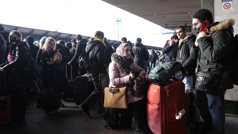 Orang-orang menunggu untuk naik kereta evakuasi dari Kyiv ke Lviv di stasiun kereta pusat Kyiv, Ukraina. (REUTERS/UMIT BEKTAS)