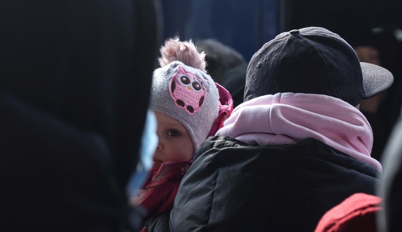 Orang-orang menunggu untuk naik kereta evakuasi dari Kyiv ke Lviv di stasiun kereta pusat Kyiv, Ukraina. (REUTERS/UMIT BEKTAS)