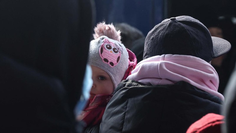 Orang-orang menunggu untuk naik kereta evakuasi dari Kyiv ke Lviv di stasiun kereta pusat Kyiv, Ukraina. (REUTERS/UMIT BEKTAS)
