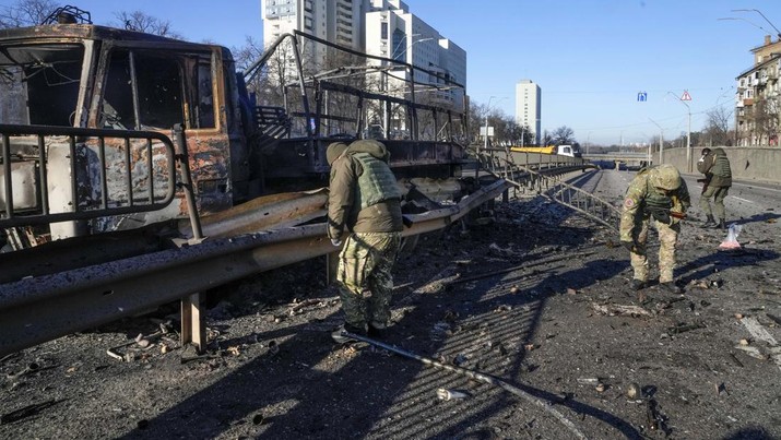 Perang Ukraina dan. Rusia di Kyiv, Ukraina, Sabtu (26/2/2022) waktu setempat. (AP/Efrem Lukatsky)