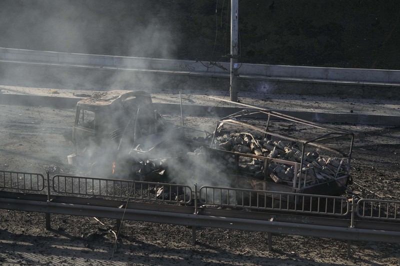 Tentara Ukraina mengambil posisi di luar fasilitas militer saat dua mobil terbakar, di sebuah jalan di Kyiv, Ukraina, Sabtu (26/2/2022). Pasukan Rusia menyerbu ke arah ibu kota Ukraina dan pertempuran jalanan pecah saat pejabat kota mendesak penduduk untuk berlindung. (AP/Emilio Morenatti) Tentara Ukraina mengambil posisi di luar fasilitas militer saat dua mobil terbakar, di sebuah jalan di Kyiv, Ukraina, Sabtu (26/2/2022). Pasukan Rusia menyerbu ke arah ibu kota Ukraina dan pertempuran jalanan pecah saat pejabat kota mendesak penduduk untuk berlindung. (AP/Emilio Morenatti)