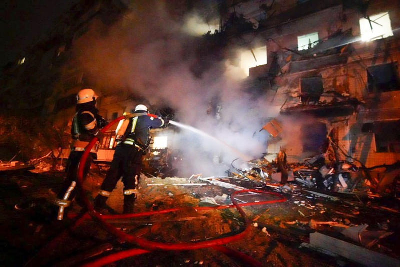 Invasi Rusia ke Ukraina memasuki hari ketiga, Sabtu (26/2/2022). Ledakan artileri mengguncang Kiev, datang dari lokasi yang tak diketahui jauh dari pusat ibu kota. (REUTERS/GLEB GARANICH)