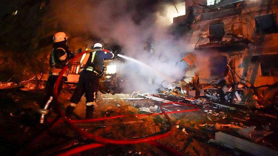 Invasi Rusia ke Ukraina memasuki hari ketiga, Sabtu (26/2/2022). Ledakan artileri mengguncang Kiev, datang dari lokasi yang tak diketahui jauh dari pusat ibu kota. (REUTERS/GLEB GARANICH)