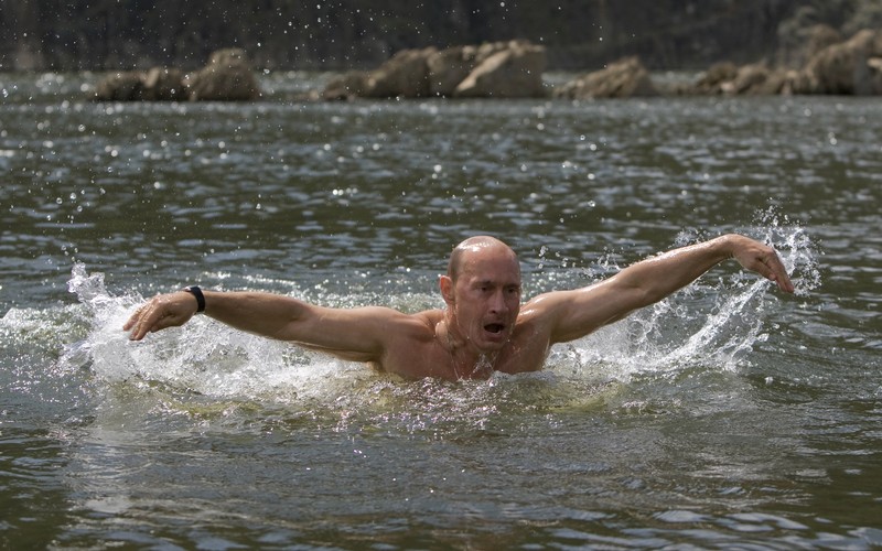 Presiden Rusia Vladimir Putin berenang saat bepergian di pegunungan wilayah Tyva Siberia, Rusia, Senin, (3/8/2009). (AP Photo/ RIA Novosti, Alexei Drizhinin, Pool)