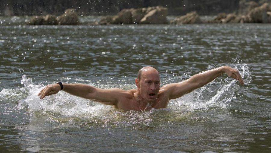 Presiden Rusia Vladimir Putin berenang saat bepergian di pegunungan wilayah Tyva Siberia, Rusia, Senin, (3/8/2009). (AP Photo/ RIA Novosti, Alexei Drizhinin, Pool)