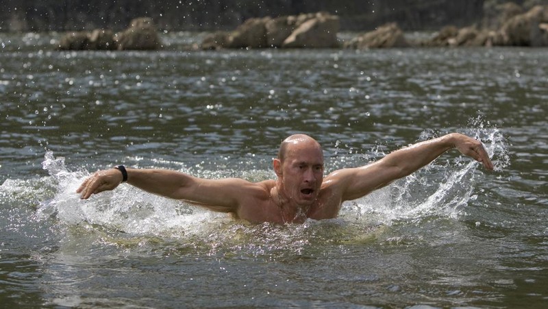 Presiden Rusia Vladimir Putin berenang saat bepergian di pegunungan wilayah Tyva Siberia, Rusia, Senin, (3/8/2009). (AP Photo/ RIA Novosti, Alexei Drizhinin, Pool)