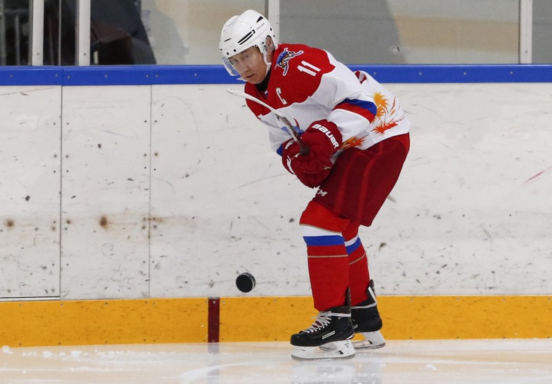 Presiden Rusia Vladimir Putin berenang saat bepergian di pegunungan wilayah Tyva Siberia, Rusia, Senin, (3/8/2009). (AP Photo/ RIA Novosti, Alexei Drizhinin, Pool)