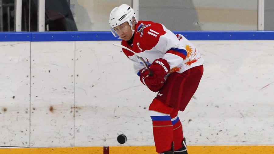 Presiden Rusia Vladimir Putin berenang saat bepergian di pegunungan wilayah Tyva Siberia, Rusia, Senin, (3/8/2009). (AP Photo/ RIA Novosti, Alexei Drizhinin, Pool)
