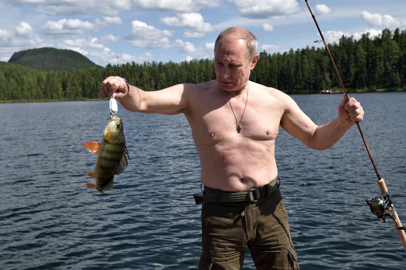 Presiden Rusia Vladimir Putin berenang saat bepergian di pegunungan wilayah Tyva Siberia, Rusia, Senin, (3/8/2009). (AP Photo/ RIA Novosti, Alexei Drizhinin, Pool)