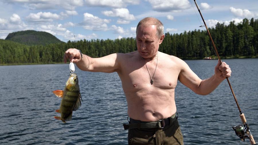 Presiden Rusia Vladimir Putin berenang saat bepergian di pegunungan wilayah Tyva Siberia, Rusia, Senin, (3/8/2009). (AP Photo/ RIA Novosti, Alexei Drizhinin, Pool)