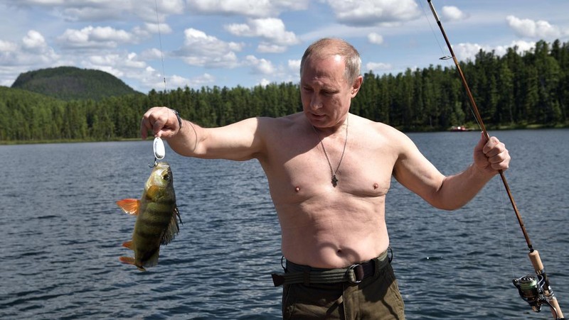 Presiden Rusia Vladimir Putin berenang saat bepergian di pegunungan wilayah Tyva Siberia, Rusia, Senin, (3/8/2009). (AP Photo/ RIA Novosti, Alexei Drizhinin, Pool)