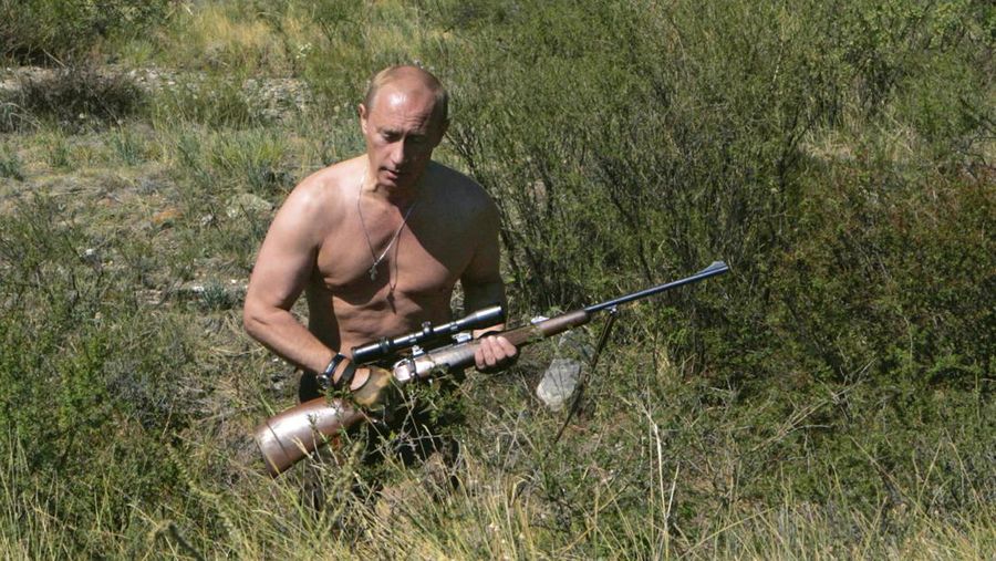 Presiden Rusia Vladimir Putin membawa senapan berburu selama perjalanannya di Ubsunur Hollow di wilayah Siberia Tyva
