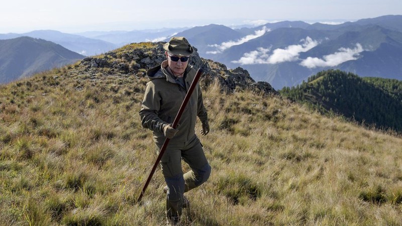 Presiden Rusia Vladimir Putin berenang saat bepergian di pegunungan wilayah Tyva Siberia, Rusia, Senin, (3/8/2009). (AP Photo/ RIA Novosti, Alexei Drizhinin, Pool)