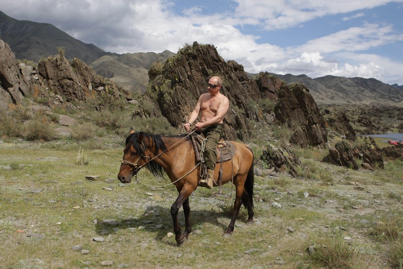 Presiden Rusia Vladimir Putin berenang Presiden Rusia Vladimir Putin berenang saat bepergian di pegunungan wilayah Tyva Siberia, Rusia, Senin, (3/8/2009). (AP Photo/ RIA Novosti, Alexei Drizhinin, Pool)