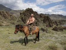 Putin Punya Hobi Ekstrem: Berpetualang & Berkuda di Alam Liar