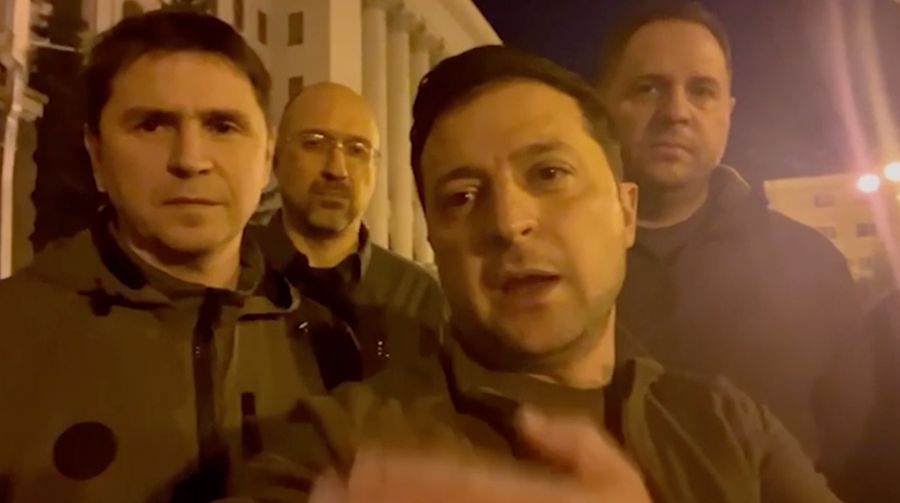 Presiden Ukraina Volodymyr Zelenskiy berbicara bersama pejabat Ukraina lainnya di distrik pemerintahan Kyiv, membenarkan bahwa dia masih berada di ibu kota, di Kyiv, Ukraina, Jumat (25/2/2022). (Tangkapan Layar/Ukrainian Presidential Press Service/Handout via Associated Press)