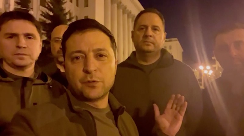 Video Vlog Presiden Ukraina Volodymyr Zelenskiy Presiden Ukraina Volodymyr Zelenskiy berbicara bersama pejabat Ukraina lainnya di distrik pemerintahan Kyiv, membenarkan bahwa dia masih berada di ibu kota, di Kyiv, Ukraina, Jumat (25/2/2022). (Tangkapan Layar/Ukrainian Presidential Press Service/Handout via REUTERS)