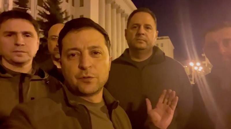 Presiden Ukraina Volodymyr Zelenskiy berbicara bersama pejabat Ukraina lainnya di distrik pemerintahan Kyiv, membenarkan bahwa dia masih berada di ibu kota, di Kyiv, Ukraina, Jumat (25/2/2022). (Tangkapan Layar/Ukrainian Presidential Press Service/Handout via REUTERS)