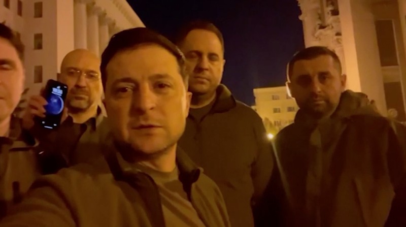 Presiden Ukraina Volodymyr Zelenskiy berbicara bersama pejabat Ukraina lainnya di distrik pemerintahan Kyiv, membenarkan bahwa dia masih berada di ibu kota, di Kyiv, Ukraina, Jumat (25/2/2022). (Tangkapan Layar/Ukrainian Presidential Press Service/Handout via REUTERS)