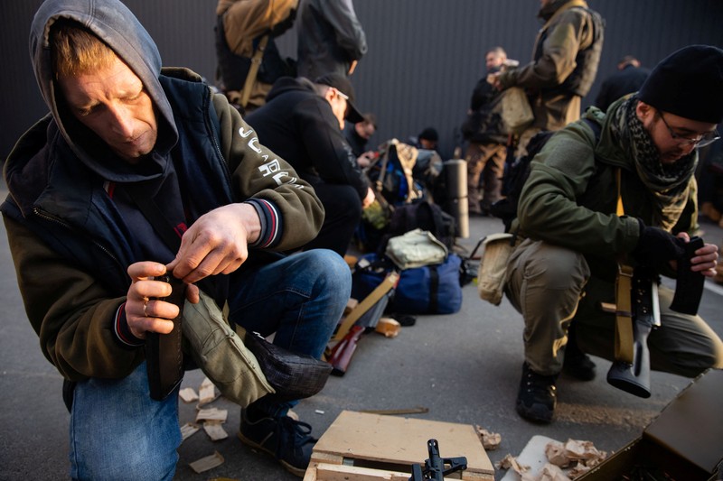 Presiden Ukraina, Volodymyr Zelensky telah memerintahkan dekrit mobilisasi massa yang membuka jalan bagi warga sipil untuk mengangkat senjata melawan pasukan Rusia yang dipimpin Vladimir Putin. A view shows ammunition and an assault rifle as members of the Territorial Defence Forces of Ukraine receive weapons to defend the city of Kyiv, Ukraine February 25, 2022. (Mikhail Palinchak/Pool via REUTERS)