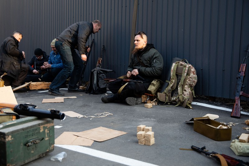Presiden Ukraina, Volodymyr Zelensky telah memerintahkan dekrit mobilisasi massa yang membuka jalan bagi warga sipil untuk mengangkat senjata melawan pasukan Rusia yang dipimpin Vladimir Putin. A view shows ammunition and an assault rifle as members of the Territorial Defence Forces of Ukraine receive weapons to defend the city of Kyiv, Ukraine February 25, 2022. (Mikhail Palinchak/Pool via REUTERS)