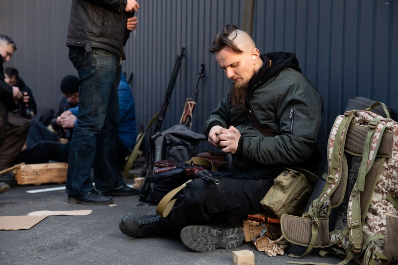 Presiden Ukraina, Volodymyr Zelensky telah memerintahkan dekrit mobilisasi massa yang membuka jalan bagi warga sipil untuk mengangkat senjata melawan pasukan Rusia yang dipimpin Vladimir Putin. A view shows ammunition and an assault rifle as members of the Territorial Defence Forces of Ukraine receive weapons to defend the city of Kyiv, Ukraine February 25, 2022. (Mikhail Palinchak/Pool via REUTERS) Presiden Ukraina, Volodymyr Zelensky telah memerintahkan dekrit mobilisasi massa yang membuka jalan bagi warga sipil untuk mengangkat senjata melawan pasukan Rusia yang dipimpin Vladimir Putin. A view shows ammunition and an assault rifle as members of the Territorial Defence Forces of Ukraine receive weapons to defend the city of Kyiv, Ukraine February 25, 2022. (Mikhail Palinchak/Pool via REUTERS)