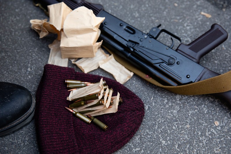 Presiden Ukraina, Volodymyr Zelensky telah memerintahkan dekrit mobilisasi massa yang membuka jalan bagi warga sipil untuk mengangkat senjata melawan pasukan Rusia yang dipimpin Vladimir Putin. A view shows ammunition and an assault rifle as members of the Territorial Defence Forces of Ukraine receive weapons to defend the city of Kyiv, Ukraine February 25, 2022. (Mikhail Palinchak/Pool via REUTERS)