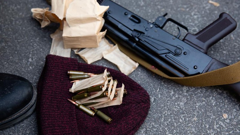 Presiden Ukraina, Volodymyr Zelensky telah memerintahkan dekrit mobilisasi massa yang membuka jalan bagi warga sipil untuk mengangkat senjata melawan pasukan Rusia yang dipimpin Vladimir Putin. A view shows ammunition and an assault rifle as members of the Territorial Defence Forces of Ukraine receive weapons to defend the city of Kyiv, Ukraine February 25, 2022. (Mikhail Palinchak/Pool via REUTERS)