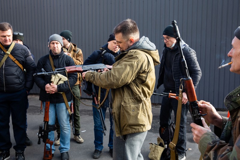Presiden Ukraina, Volodymyr Zelensky telah memerintahkan dekrit mobilisasi massa yang membuka jalan bagi warga sipil untuk mengangkat senjata melawan pasukan Rusia yang dipimpin Vladimir Putin. A view shows ammunition and an assault rifle as members of the Territorial Defence Forces of Ukraine receive weapons to defend the city of Kyiv, Ukraine February 25, 2022. (Mikhail Palinchak/Pool via REUTERS)