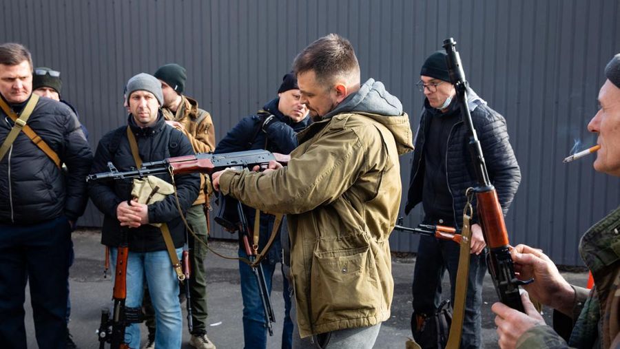 Presiden Ukraina, Volodymyr Zelensky telah memerintahkan dekrit mobilisasi massa yang membuka jalan bagi warga sipil untuk mengangkat senjata melawan pasukan Rusia yang dipimpin Vladimir Putin. A view shows ammunition and an assault rifle as members of the Territorial Defence Forces of Ukraine receive weapons to defend the city of Kyiv, Ukraine February 25, 2022. (Mikhail Palinchak/Pool via REUTERS)